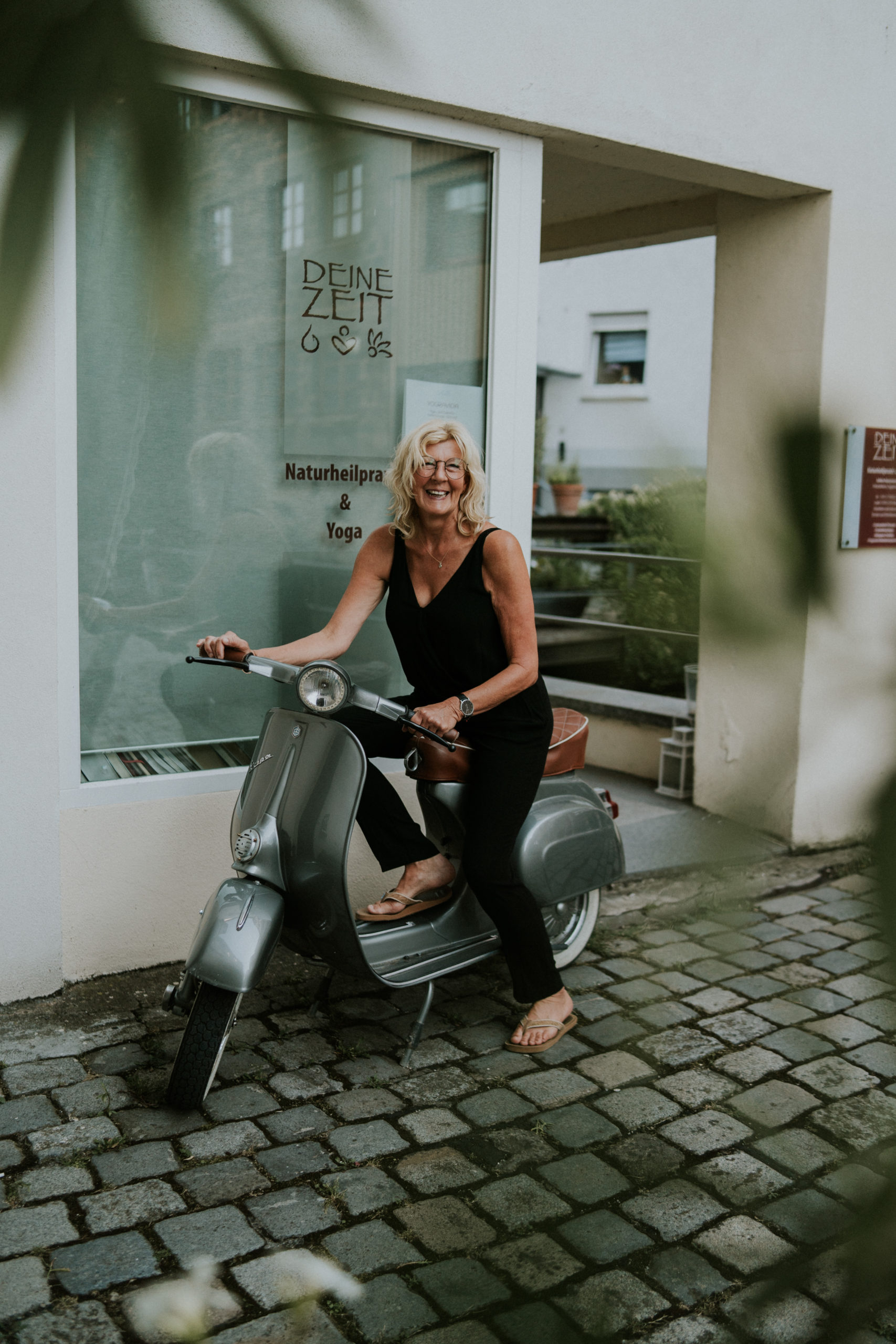 Sabine Haussmann vor der DEINE ZEIT Ulm Praxis im Fischerviertel